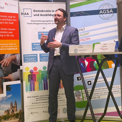 Foto: Gavin Theren beim Integrationsstammtisch für Magdeburger Unternehmen in der Ausländerbehörde 2024 (noch im Rahmen des Projektes DiAA)