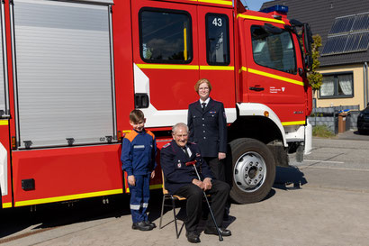 Drei Generationen bei der Feuerwehr Wellsee (von links: Noel, Gerd und Merle)