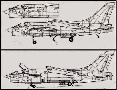 Confronto tra un F-8C e un RF-8A.