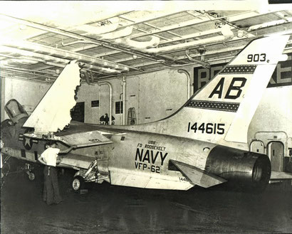 Un RF-8 del VFP-62 dentro l'hangar della Kitty Hawk