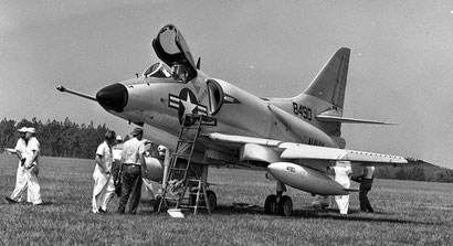 A4D SkyHawk Bu.No.148490 assieme al Bu.No. 148483 partecipò alla specifica. (DoD Photo)