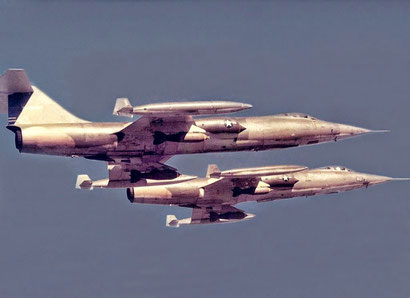 Due "Zipper" in volo sul Vietnam. Da notare il carico di bombe, Questa era configurazione per le missioni CAS.