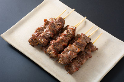 炭火くしやき鳥専亭の焼き鳥（カシラ）がお皿に乗っている様子。一本一本丁寧に炭火で焼きあげてありますので是非テイクアウトし、ご家庭の食卓やお土産などにご利用ください。してみてください。