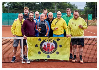 Die Herren 40 von links nach rechts: Thomas Böing, Mario Schober, Dennis Krischik, Gerald Ihring, Torsten Kelle, Jörg van den Boom, Sven Müllejans, Reza Abbassian, Peter Jakubowski und Rouven Langner.