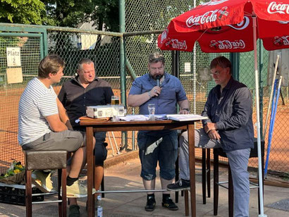 Von links nach rechts: Leonard Smolinkar (geschäftsführend Schatzmeister), Torsten Lipienski (stellv. Vorsitzender), Nils Heinze (Vorsitzender) und Hans Bruns (Protokollführer). - Foto: Niklas Schneider.
