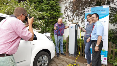 Fotoshooting an der neuen Ladesäule des Projektes "Dorf macht Klima mobil"