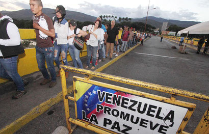 Colombians trying to get over the border into Venezuela 