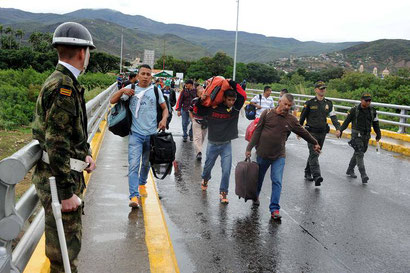 Colombians carrying government subsidized goods over the border