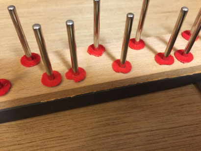 ピアノ内部の虫喰いに遭ったフェルト部品