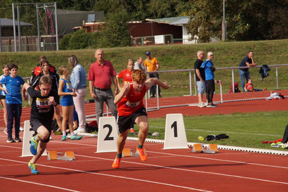 Paul Riemenschneider im Duell mit Samuel Schulze (SSC BSA)