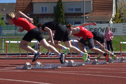 Paul Riemenschneider (3. von links) auf dem Weg zum Sieg