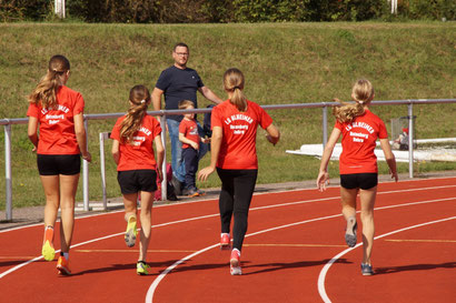 Gemeinsames Warm-up: Milla Störbrauck, Maya Mlodawski, Luisa Schneider und Ida Schneider