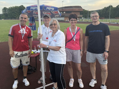 Ein gutes Team beim Hochsprung: Ninos Aslan, Josef und Gisela Tries, Heike Funk und Marco Gerlach