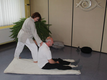 Dieses Shiatsu basiert auf vielen verschieden Streckungen und Dehnungen