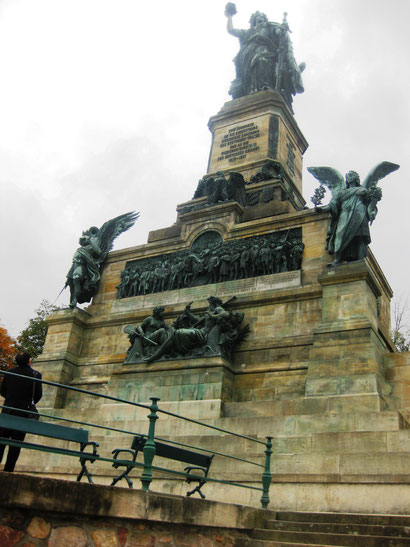 Imposant thront die Germania auf dem Niederwalddenkmal oberhalb der Weinberge