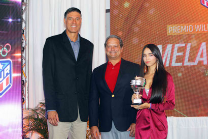 Melanie Díaz recibió el premio William Miranda Marín. (Ángel Vázquez COPUR)