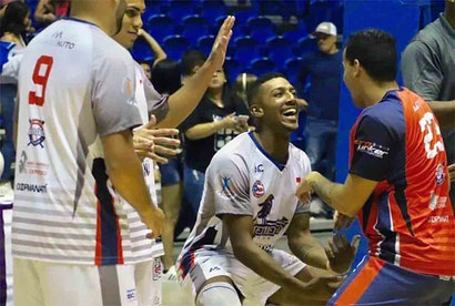 El capitán Christian Encarnación celebra con sus compañeros la victoria. / Foto suministrada por LPV