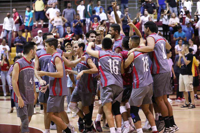 Los Taínos de la UAGM toman ventaja del primer partido de la final del voleibol de la LAI. (J. Santana)
