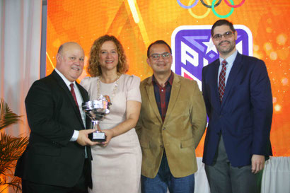 La Liga Atlética Interuniversitaria recibió el premio Julio Enrique Monagas. (Ángel Vázquez COPUR)