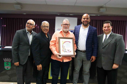 Carlos Uriarte al centro fue reconocido por su aportación al deporte en Puerto Rico en la Asamblea Bienal de la APDPUR 2019 / Foto por Heriberto Rosario