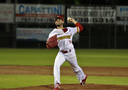 José Carlos Burgos no dio paso a hits frente a los Titanes (foto por Aldwin Santiago)
