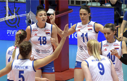 Tijana Boskovic (18) y sus compañeras celebran un punto en la victoria sobre Tailandia / Foto por FIVB