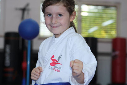 Kinderkarate - Karate Team Hegau. Karate Mädchen im Karate Anzug im Kamae, Kampfstellung 