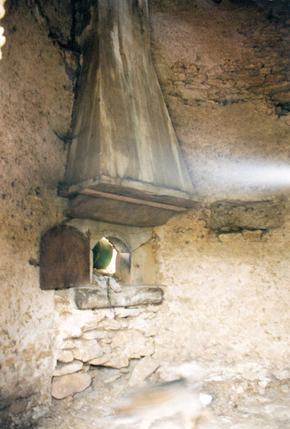 Le four et la cheminée d'évacuation des fumées du moulin de l'Espinelle à Saint-Papoul. Crédit photo : Pierre Mercié