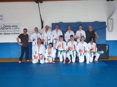 Erfolgreiche Ju Jutsu Prüflinge mit ihren Prüfern und Trainern nach bestandener Kampfsport Prüfung