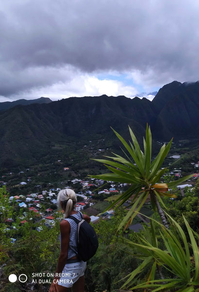 Ile de la Réunion/Le Sud/Dimitile: Le village créole de l'Entre Deux vu par une randonneuse à partir du sentier du Zèbre