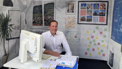 Macht auch dem Bürgermeister Spaß (wie hier Tim Mithöfer aus der Gemeinde Isernhagen). Ob in einer Gruppe oder allein: Die Rätsel machen Jung und Alt Spaß - und alle lernen spielerisch die Kommunalpolitik kennen.