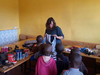 Spenden verteilen in einem Kinderheim bei Nairobi, Kenia.