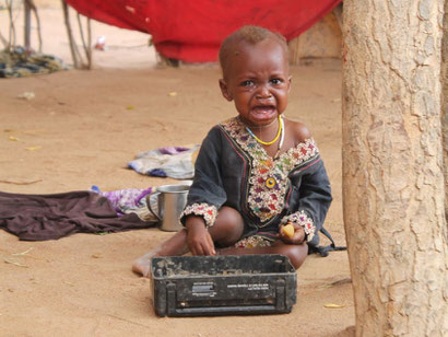Weinendes Kind im Flüchtlingslager Dadaab, Kenia