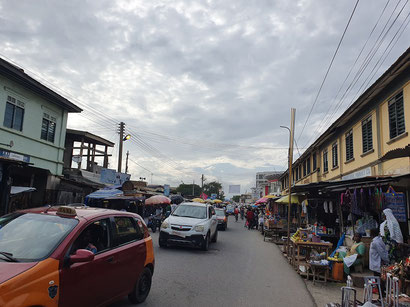 Stau wegen zu vieler (leerer) Taxis in Cape Coast.