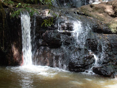 Unterer Teil des Wasserfalls im Karura Forest in Nairobi