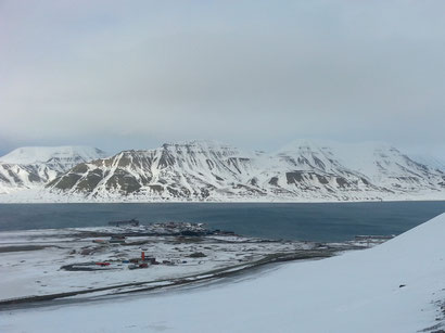 Blick auf Longyearbyen und den Adventfjord.