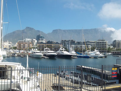In Südafrika (Waterfront in Kapstadt) leben die meisten Millionäre.