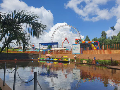 Freizeitpark vor der Two Rivers Shopping Mall