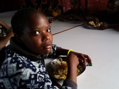 Abendessen für Waisenkind Ruth in der Nähe von Nairobi, Kenia.