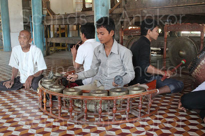 Kantoam ming ensemble of Master Ling Srey at Vat Athvear in December 2011.