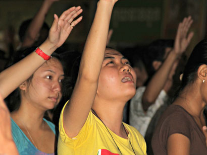 Des jeunes dans une église au Cambodge.