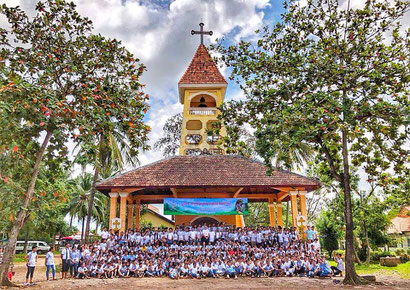 Photo des participants (source : page Facebook de Mgr Enrique Figaredo, préfet apostolique de Battambang)