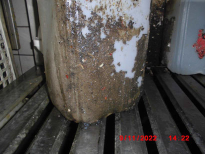 Stark verschmutzter Reinigungsbehälter © Ordnungsamt Frankfurt