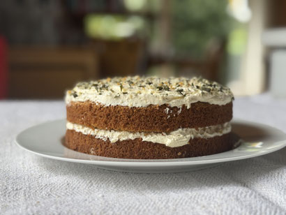 Gefüllt mit Buttercreme: ein klassischer Karottenkuchen in der glutenfreien Version