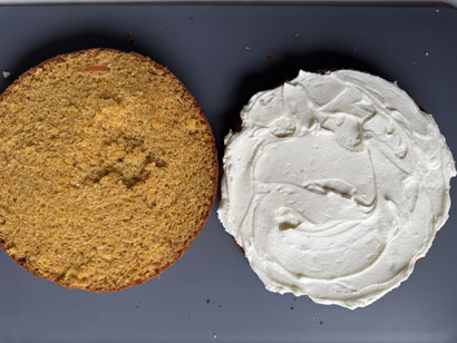Kamut-Karottenkuchen aufgeschnitten – saftig, locker, goldbraun gebacken