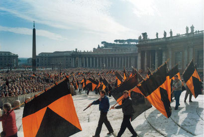 Der Einzug der Banner zum Petersdom in Rom zur Seligsprechung - mit Schönwalder Beteiligung.
