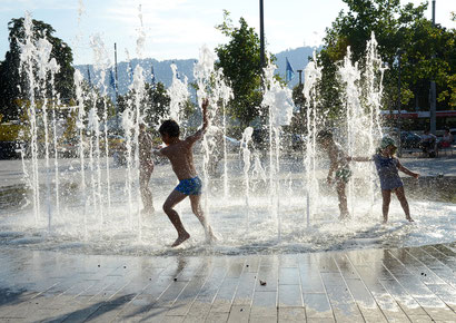 children playing, lake of Zurich, Bellevue, Sächselüüteplatz, Fountain