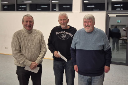 Hennes Heep (mitte) mit Tus Lahr Vorstand Werner Wagner (links) und Wolfgang Schmid (rechts)