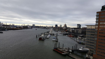 Der Blick auf den Hafen vom Panoramafenster der Elbphilharmonie "Elphi" Hamburg