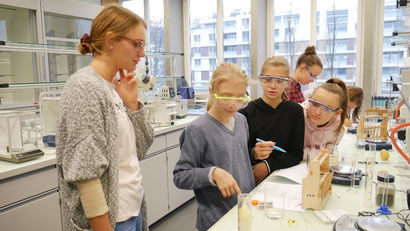 MINT Frauen Experimentiertag an der Kantonsschule Alpenquai. (Bild: Neville Auf der Maur)